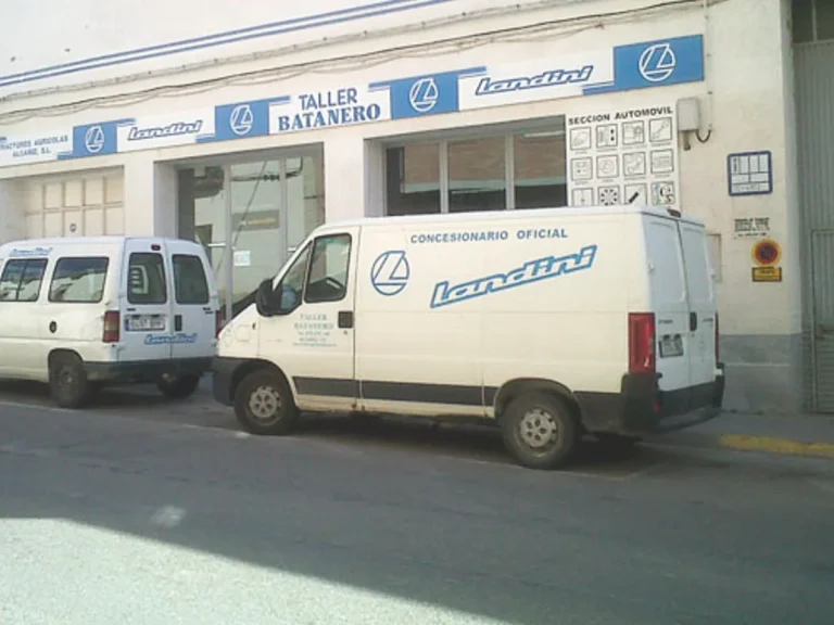 fachada con furgonetas 768x576